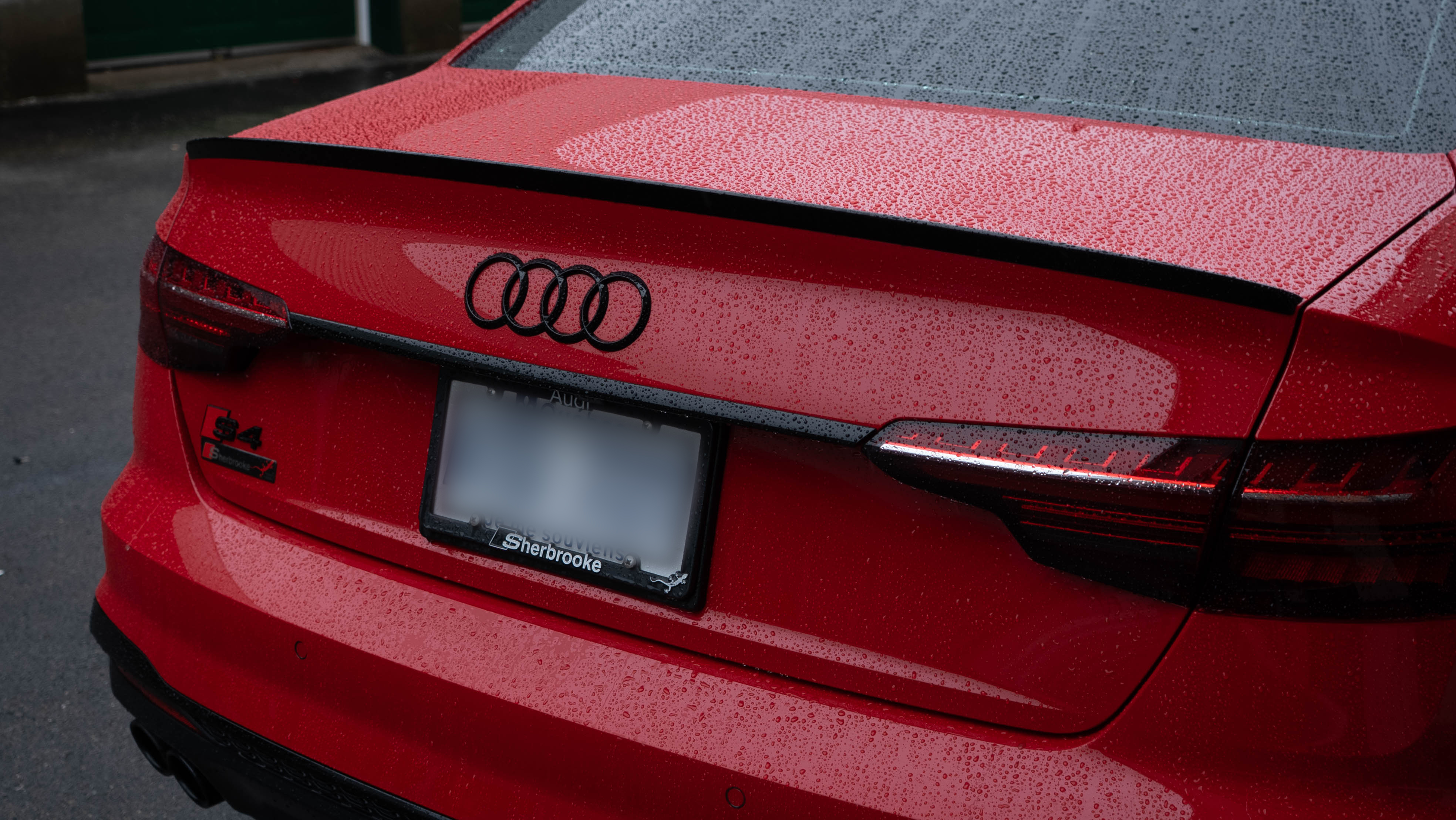 Gouttes d’eau sur la carrosserie rouge d’une Audi